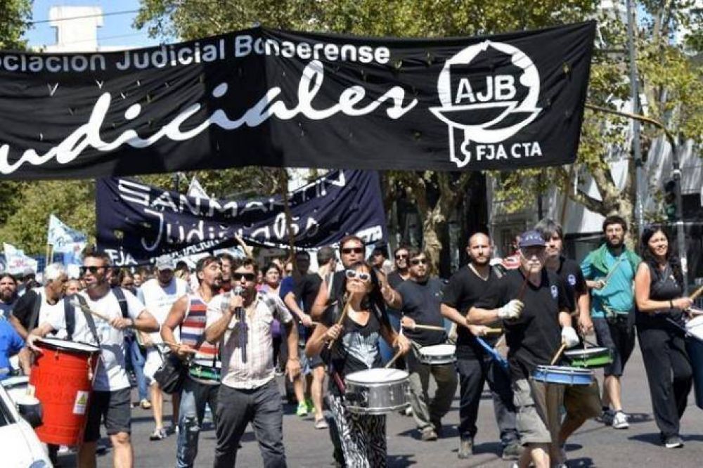 Judiciales bonaerenses paran en toda la provincia y marchan en La Plata
