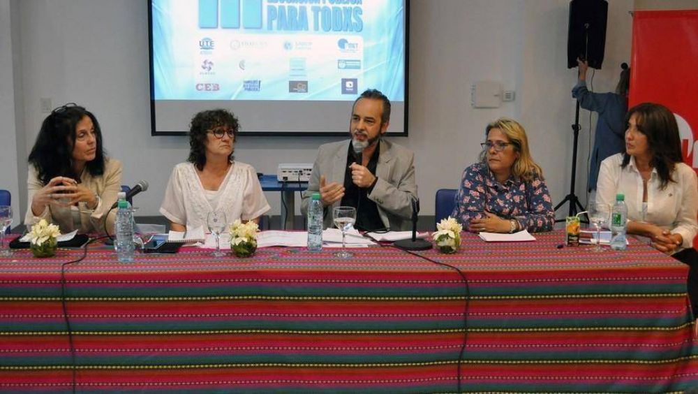 Los gremios docentes amenazan con un paro por la universidad del maestro en Capital