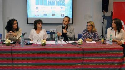 Los gremios docentes amenazan con un paro por la universidad del maestro en Capital