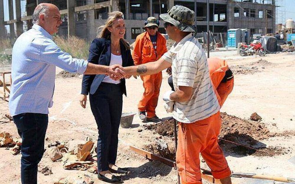 Gladys Gonz�lez recorri� obras en Villa Jard�n junto a Grindetti