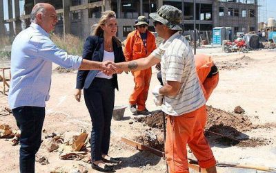 Gladys Gonz�lez recorri� obras en Villa Jard�n junto a Grindetti