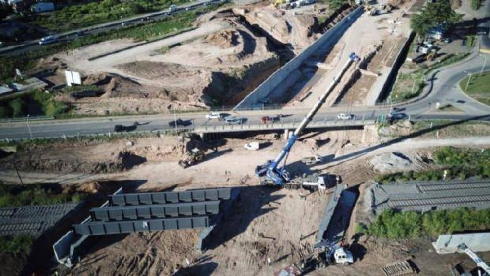 Instalaron los puentes ferroviarios en la Autopista 5