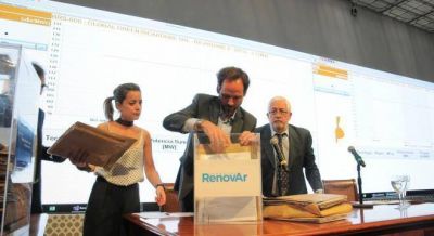 Aranguren festeja menores precios para la energ�a renovable