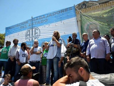 M�s de 60 gremios y organizaciones sociales marcharon a Gobernaci�n en rechazo a la reforma laboral