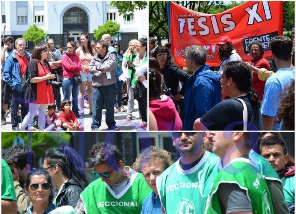 Asamblea y repudio contra el ajuste frente a la Municipalidad