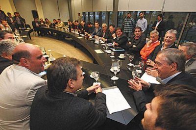 Intendentes opositores retoman la discusi�n con la Provincia