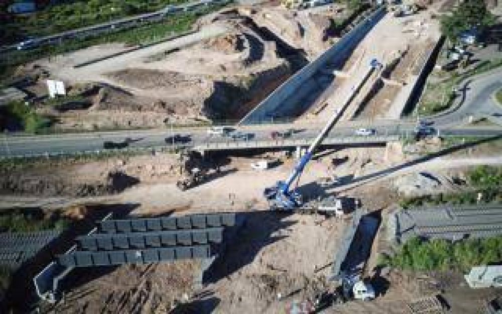 Denuncian que nuevo puente ferroviario en Luj�n es m�s angosto que los trenes y no pueden pasar