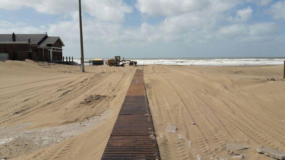 Ya colocan bajadas p�blicas a la playa