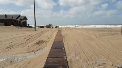 Ya colocan bajadas p�blicas a la playa