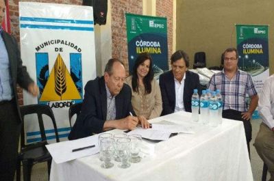 Firman contrato para una obra de cloacas y luminarias en Laborde