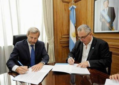 Misiones firm� convenio para mejoras en los municipios