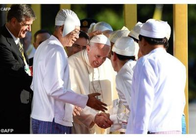 La paz se construye considerándose hermanos, dijo el Papa en Myanmar