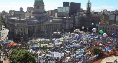 Paro y movilizaci�n obrera al Congreso contra la reforma laboral
