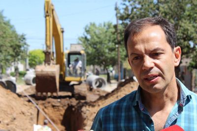 Comenzaron a colocar el nuevo desag�e pluvial de Azara
