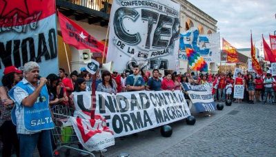 Salta tambi�n sali� a la calle contra la reforma laboral y previsional