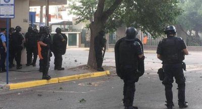 Violento desalojo en Neuqun contra trabajadores estatales
