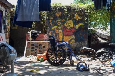 Mudan a 118 familias de la Villa 26, que est� junto al Riachuelo