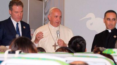 TEXTO COMPLETO: Rueda de prensa del Papa Francisco en el vuelo de Bangladesh a Roma