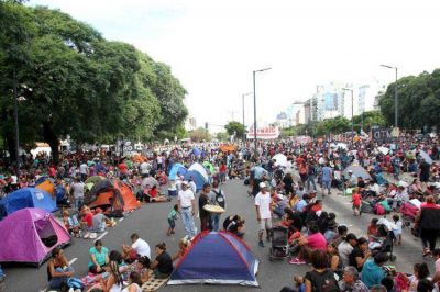 Unos 4.500 manifestantes se instalaron con carpas en la 9 de Julio