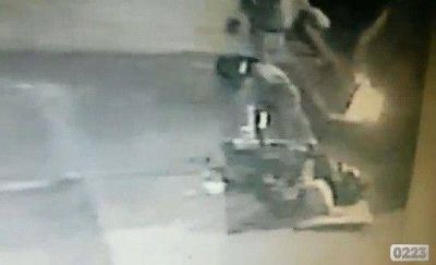 En lugar de juntar la bolsa, la rompe: as� junta la basura la 9 de Julio