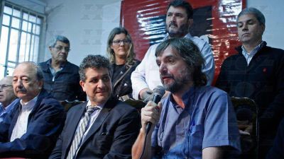 El juez Luis Arias recibi� el rosario enviado por el Papa Francisco