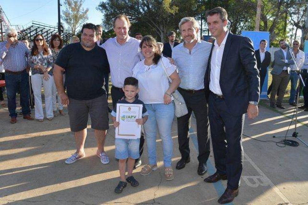 Gustavo Bordet inaugur 350 viviendas en Concordia