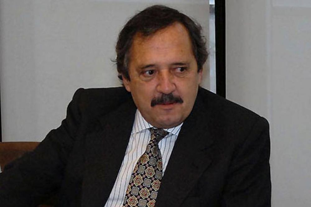 Alfons�n: La UCR tom�  la decisi�n de actuar como convidado de piedra