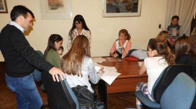 L�pez firm� m�s convenios para que j�venes accedan a su primera experiencia laboral