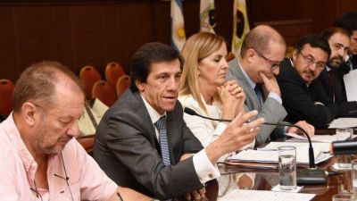 FUNCIONARIOS DE HACIENDA INFORMARON A LEGISLADORES SOBRE EL PRESUPUESTO 2018