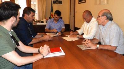 L�pez firm� los convenios para que los natatorios municipales lleguen al Distrito