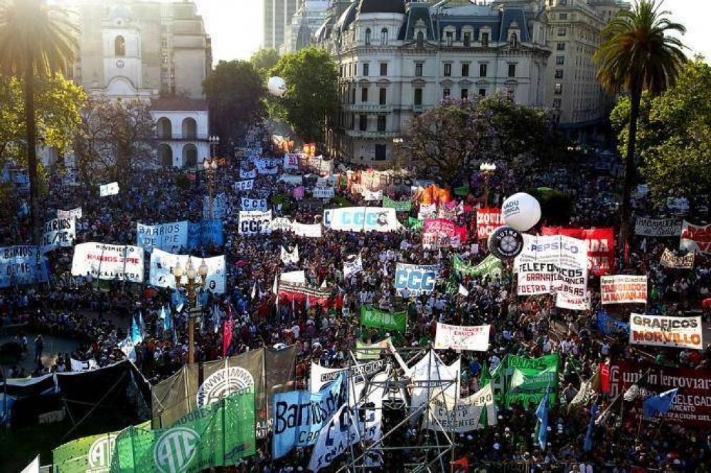 Multitudinaria marcha de los gremios �combativos� contra las reformas que pide el Gobierno