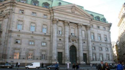 Por primera vez desde los '90, el Banco Naci�n saldr� a emitir bonos en pesos, d�lares y UVA