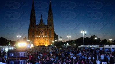 En honor a la Virgen, se realiz� la Fiesta de las Velitas en Plaza Moreno