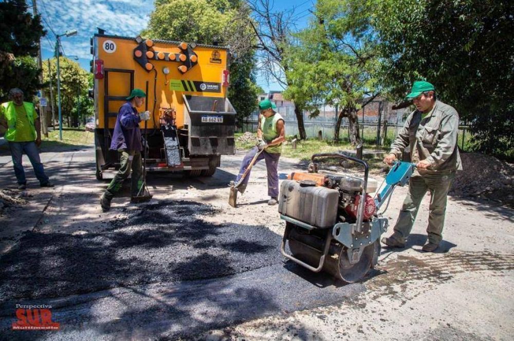 El Municipio intensifica el plan integral de bacheo y fresado en el distrito