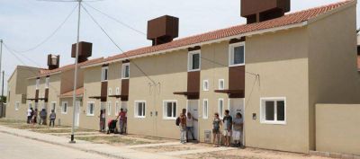 Ferraresi entreg� viviendas a 22 familias del barrio Azul
