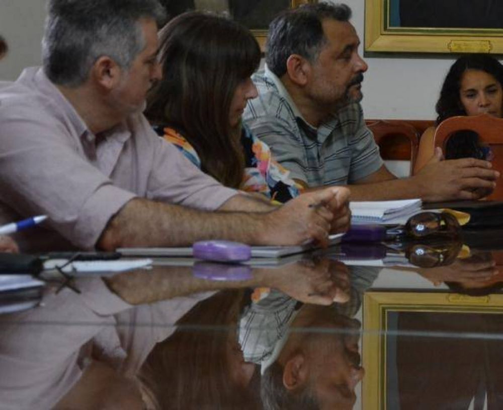 El Gobierno recibe este martes a los gremios por el instructivo de pases a planta 