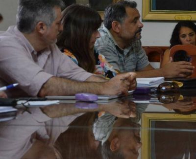 El Gobierno recibe este martes a los gremios por el instructivo de pases a planta 