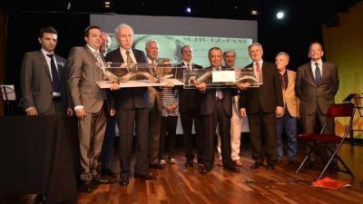 La DAIA homenaje� a Eduardo Eurnekian y Baruj Tenembaum por destacar a instituciones que refugiaron jud�os durante el Holocausto