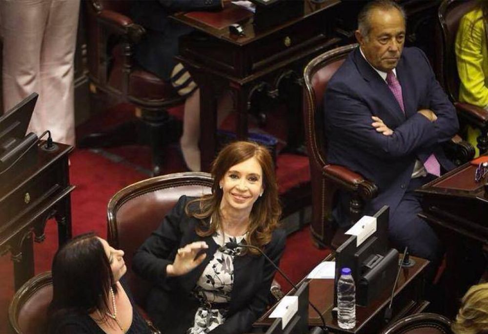 Cristina Kirchner inaugura su nuevo bloque con 8 senadores