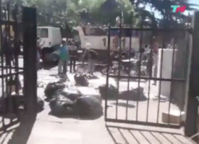 Los empleados le llenaron de basura la municipalidad a Festa porque no les pag�