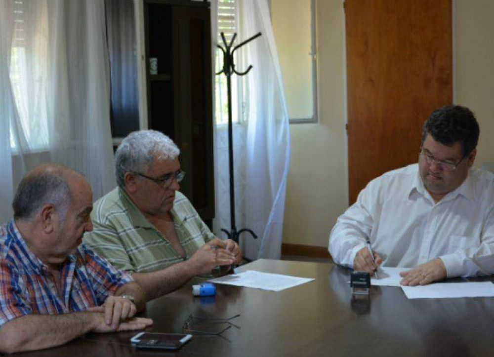 El intendente Nedela firm� un convenio con ATE Berisso por el pago de retenciones gremiales