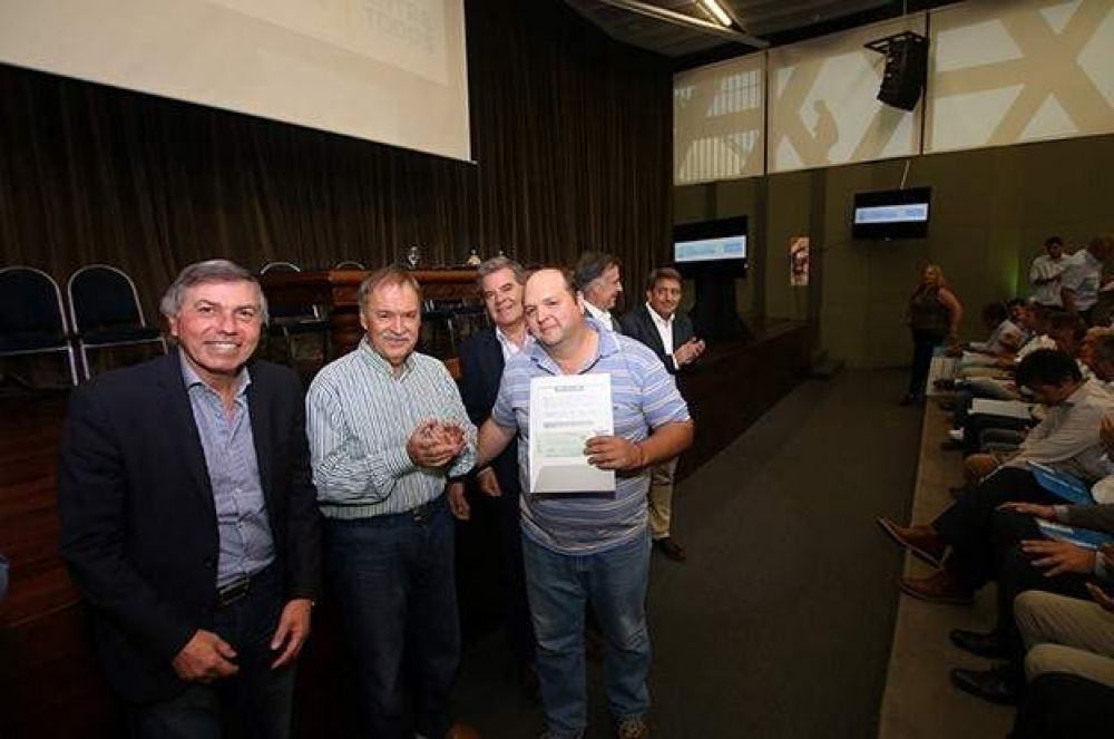 C�rdoba entreg� aportes por m�s de 6 millones de pesos a productores rurales