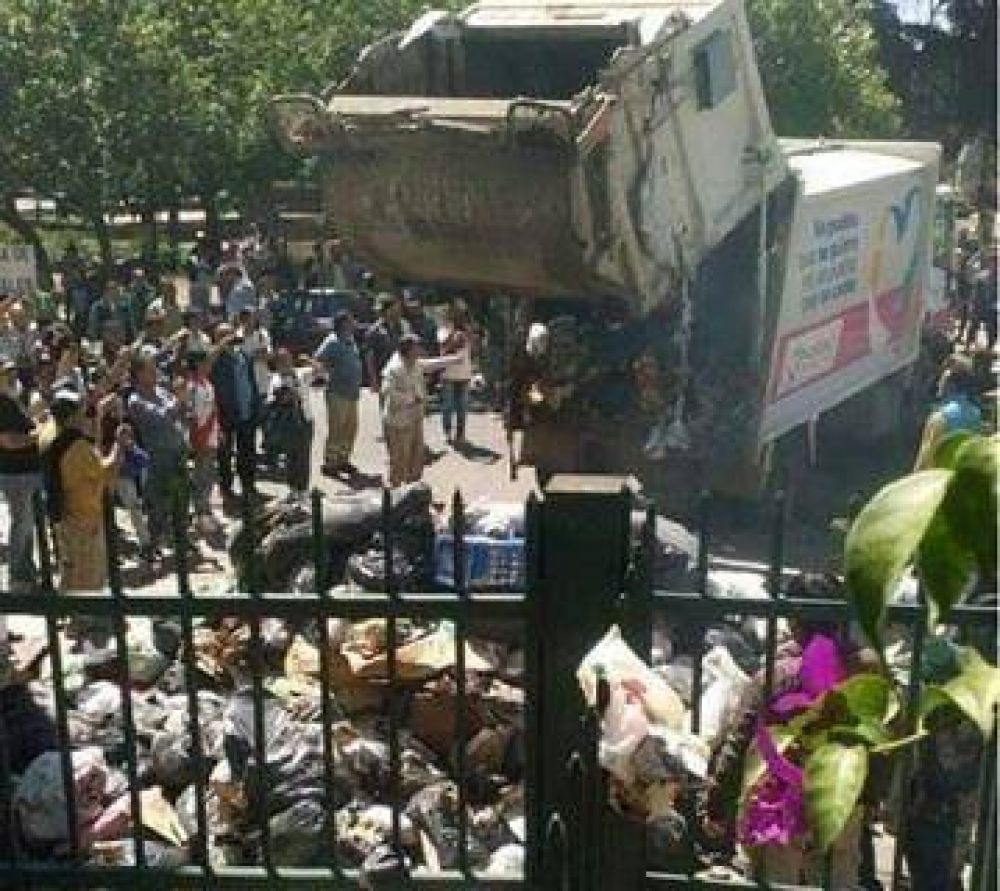 Moreno, otra vez caliente: municipales protestaron frente a la Municipalidad desparramando basura