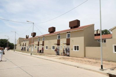 Otras 22 familias recibieron la llave de su casa en Villa Azul