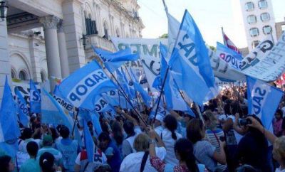 Los docentes de escuelas privadas tambi�n reclaman el bono de fin de a�o