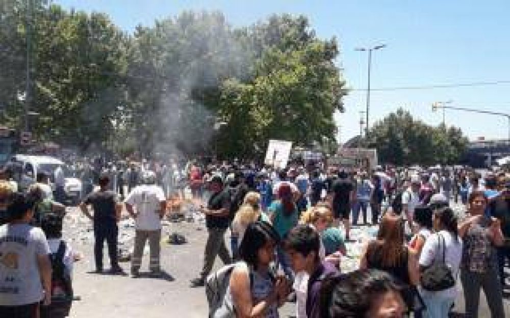 Tensin en Moreno: Trabajadores municipales marcharon en reclamo de sueldos atrasados