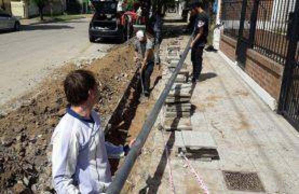 Colocan nueva ca�er�a en calle 50 para mejorar el servicio de agua corriente