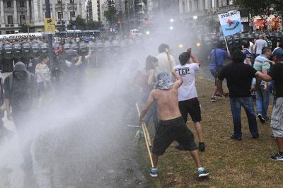 A la fuerza, Gendarmer�a impidi� la vigilia frente al Congreso contra el ajuste a los jubilados