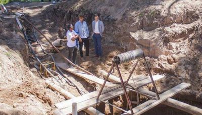 La lluvia complic�  la obra de tendido de las cloacas en el Parque Industrial