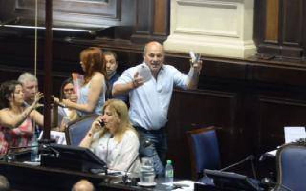 El intendente Secco junto a militantes K irrumpieron en el recinto de la Legislatura cuando sesionaba